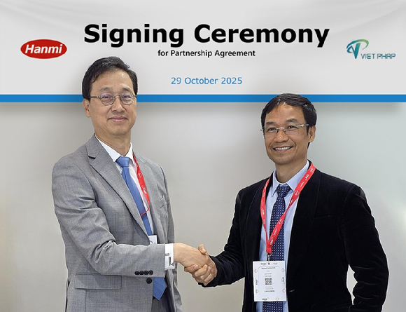 박재현 한미약품 대표이사(왼쪽)와 비엣팝 응우옌 치 중(Nguyen Chi Dung) 대표. [사진=한미약품 제공]