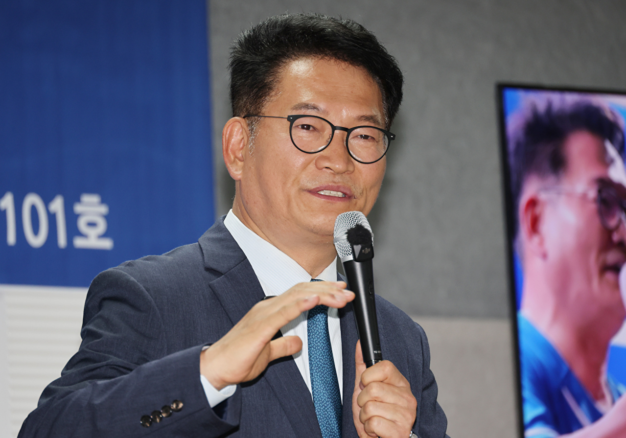 더불어민주당 송영길 의원이 28일 전북 전주 코오롱스카이타워에서 열린 '전북 민주당 평당원과의 타운홀 미팅'에서 질문에 답하고 있다. 2026.6.28 [사진=연합뉴스]