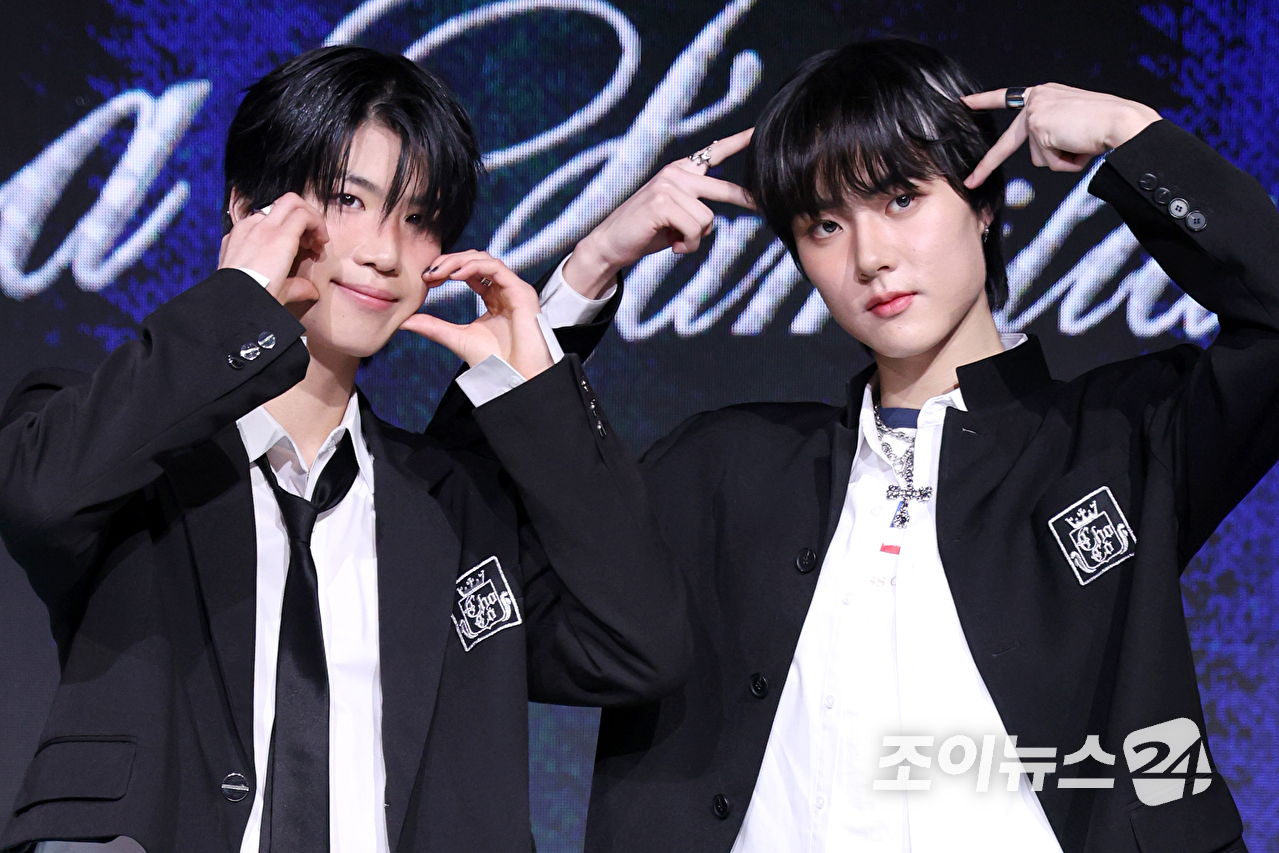 그룹 초코1(ChoCo1) 예찬, 태조가 24일 오후 서울 마포구 상암동 쇼킹케이팝센터에서 열린 초코엔터테인먼트 첫 패밀리 앨범 '초코 라 파밀리아(ChoCo La Familia)' 발매 기념 쇼케이스에 참석해 포즈를 취하고 있다. [사진=문수지 기자]