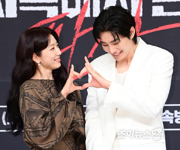 배우 박신혜와 김재영이 19일 오후 서울 양천구 목동 SBS 사옥에서 진행된 SBS 금토드라마 '지옥에서 온 판사' 제작발표회에 참석하고 있다. [사진=정소희 기자]
