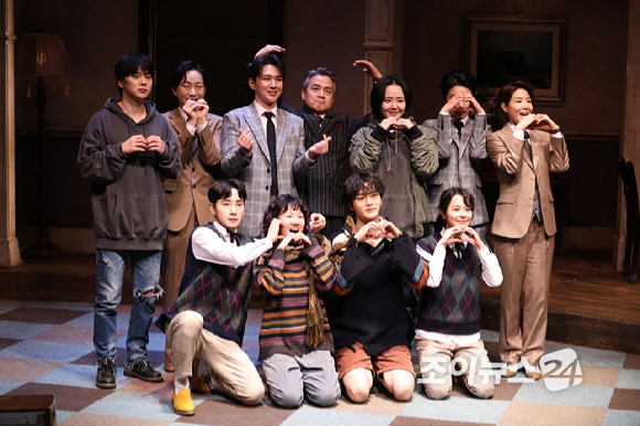 배우 최석진, 우현주, 오승훈, 박지일, 문근영, 정인지, 양소민, 김주연, 최정우, 김단이, 김시유(왼쪽 위부터 시계방향)가 19일 오후 서울 종로구 동숭동 대학로티오엠에서 진행된 연극 '오펀스' 프레스콜에 참석해 포즈를 취하고 있다. [사진=문수지 기자]