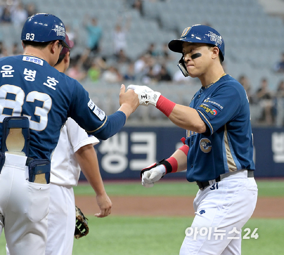 5일 오후 서울 고척스카이돔에서 열린 2023 KBO리그 NC 대 키움 경기에서 NC공격 3회초 무사 1루 손아섭이 1루타를 친 뒤 하이파이브를 하고 있다. 이날 경기 전까지 개인 통산 2318안타로 양준혁과 함께 역대 최다안타 공동 2위를 기록 중이던 손아섭은 이 안타로 2319안타가 돼 단독 2위가 됐다. [사진=정소희 기자]