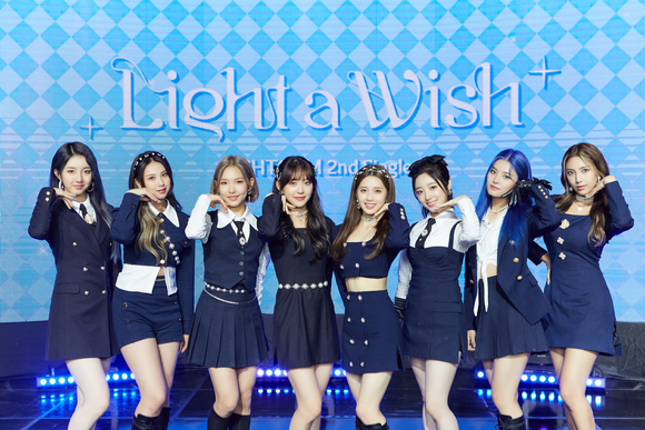 걸그룹 라잇썸이 13일 온라인으로 진행된 두 번째 싱글 'Light a Wish' 발매 기념 쇼케이스에 참석해 포즈를 취하고 있다. [사진=큐브엔터테인먼트]
