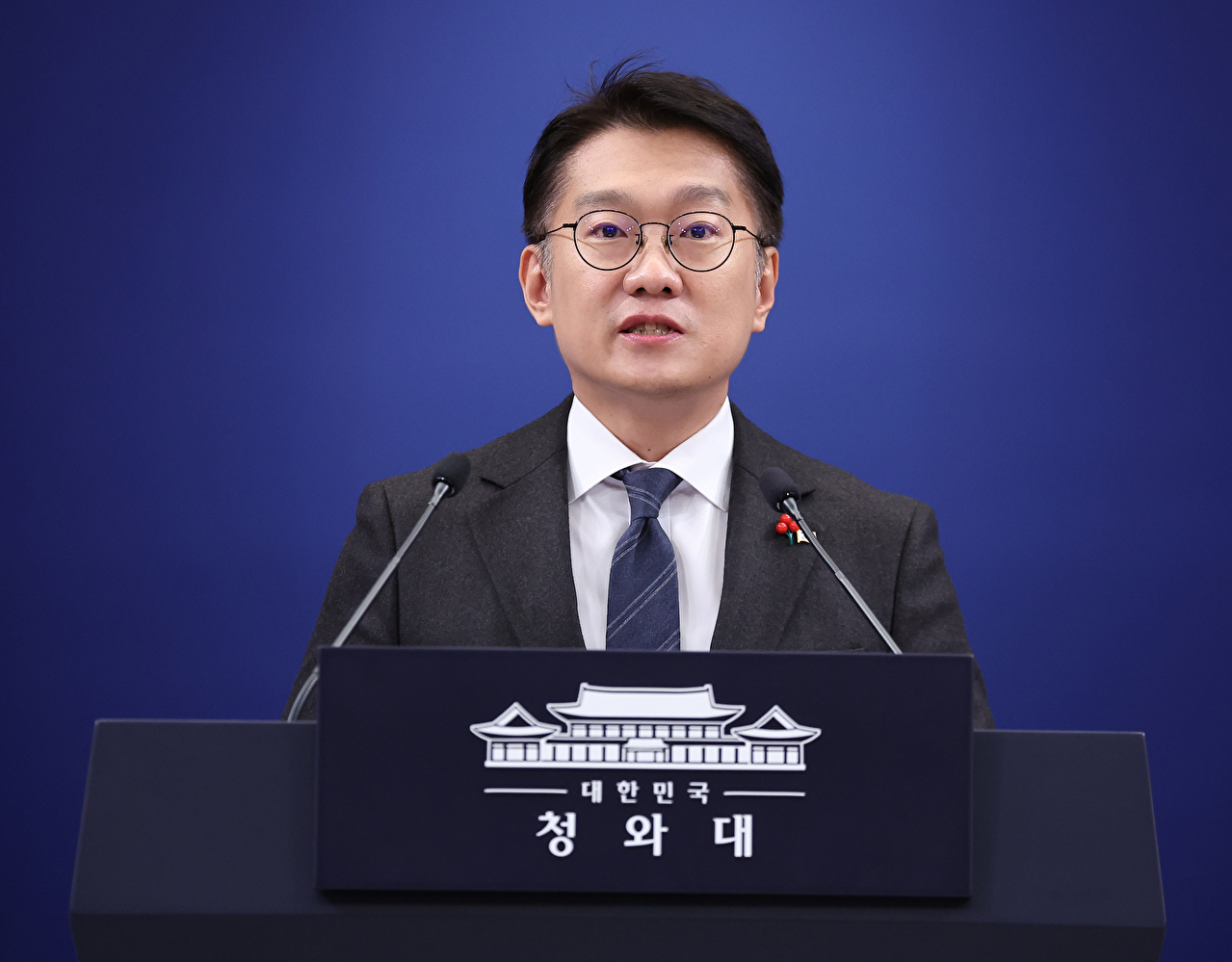 더불어민주당 송영길 전 당 대표가 20일 인천 남동구 인천시당을 찾아 고남석 시당위원장에게 복당 신청서를 제출하고 있다. 2026.2.20 [사진=연합뉴스]