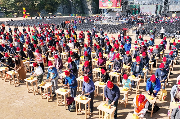 제18회 경북 청송사과축제가 지역주민, 관광객 등 수많은 인파가 몰려 대성황을 이룬 가운데 대단원의 막을 내렸다. 꿀잼 사과 난타 장면. [사진=청송군청]