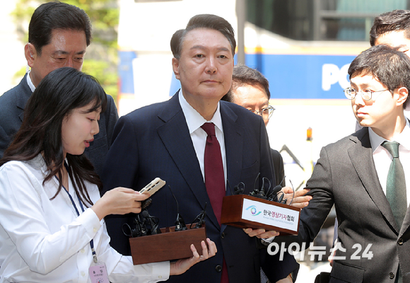 12·3 비상계엄 사태와 관련해 내란 우두머리 혐의 등으로 기소된 윤석열 전 대통령이 12일 서울 서초구 서울중앙지방법원으로 출석하고 있다. [사진=사진공동취재단]