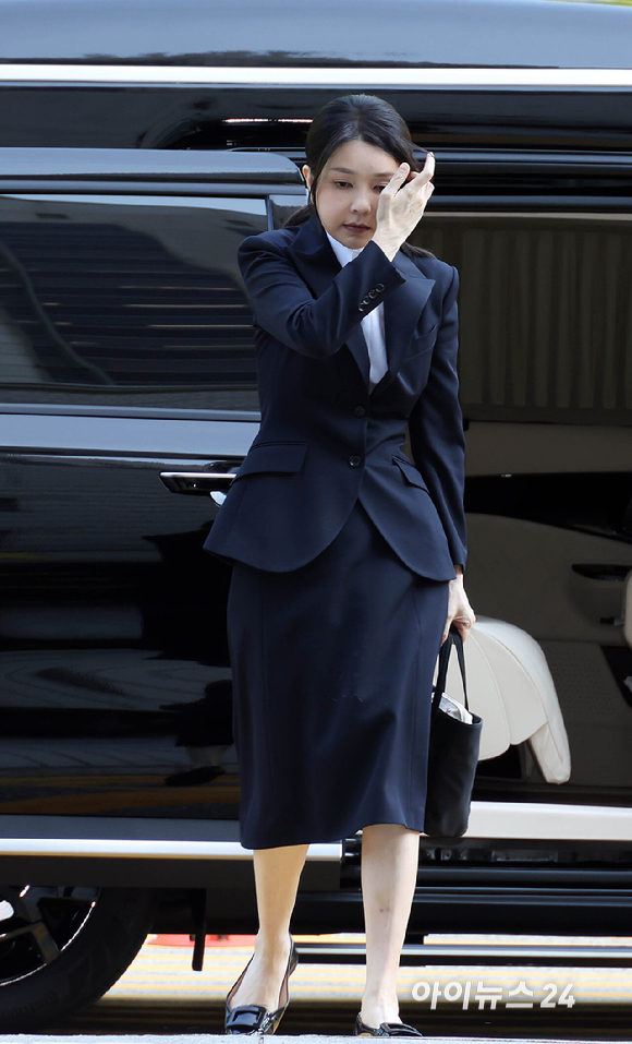 자본시장과 금융투자업에 관한 법률 위반, 정치자금법 위반, 특정범죄 가중처벌 등에 관한 법률 위반(알선수재) 등의 혐의를 받는 윤석열 전 대통령 부인 김건희 씨가 12일 오전 서울 서초구 서울중앙지법에서 열린 구속 전 피의자 심문(영장실질심사)에 출석하고 있다. [사진=사진공동취재단]