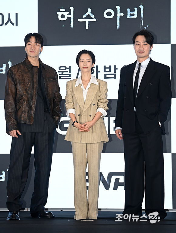 배우 박해수, 곽선영, 이희준이 13일 서울 구로구 더 세인트에서 열린 ENA 새 월화 '허수아비' 제작발표회에서 포토타임을 갖고 있다. [사진=곽영래 기자]