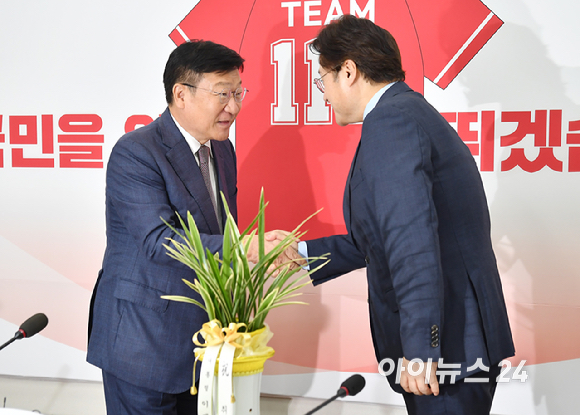 홍익표 청와대 정무수석이 11일 서울 여의도 국회에서 정점식 국만의힘 원내대표를 예방해 기념촬영을 하고 있다. [사진=곽영래 기자]
