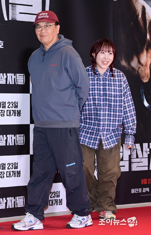 인플루언서 니야 가족이 21일 서울 송파구 롯데시네마 월드타워에서 열린 영화 '암살자(들)'(감독 허진호) VIP 시사회에 참석하고 있다. [사진=정소희 기자]
