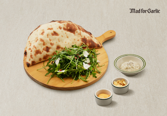 매드포갈릭 '로마냐 치즈 포켓 칼조네'. [사진=엠에프지코리아]