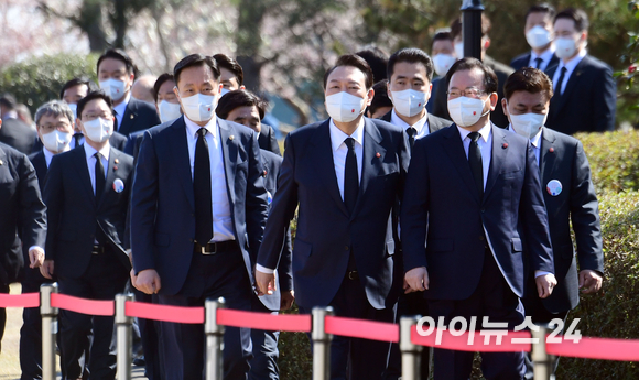 윤석열 대통령 당선인과 김부겸 국무총리 등이 3일 제주4.3평화공원에서 열린 제 74회 4.3희생자 추념식에 참석하고 있다. [사진=인수위사진기자단]