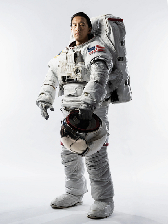 우주인 조니 김이 우주복을 입고 포즈를 취하고 있다. [사진=NASA]