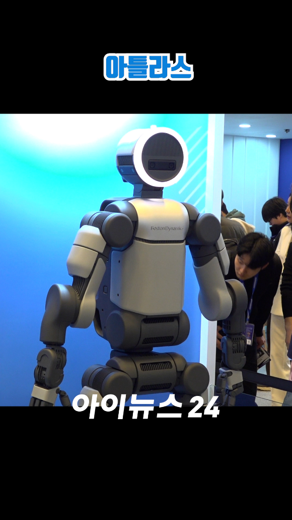 지난 4일 오전 서울 강남구 코엑스에서 열린 2026 스마트공장&middot;자동화산업전(AW2026)에서 현대글로비스 보스턴다이나믹스의 휴머노이드 로봇 '아틀라스'의 양산형 모델이 일반을 대상으로 공개되고 있다. [사진=문수지 기자]