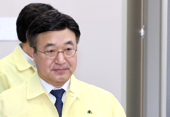 지난 28일 대전 유성구 국가정보자원관리원 화재로 인해 불에 탄 리튬이온 배터리가 소화수조에 담겨 있다. [사진=연합뉴스]