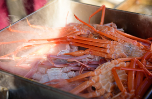 식당 예약 후 나타나지 않은 손님이 '상을 당했다'는 이유를 들며 전액 지급을 거부한 사연이 알려졌다. 사진은 대게찜으로 본 기사 내용과 무관. [사진=4cats]