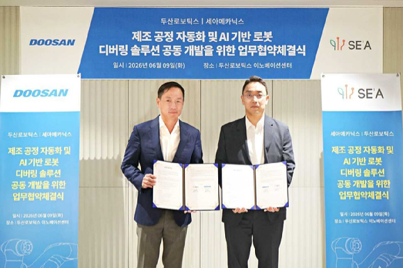 업무협약식이 끝나고 박인원 두산로보틱스 대표(왼쪽)가 이성욱 세아메카닉스 대표와 기념사진을 촬영하고 있다. [사진=두산로보틱스]