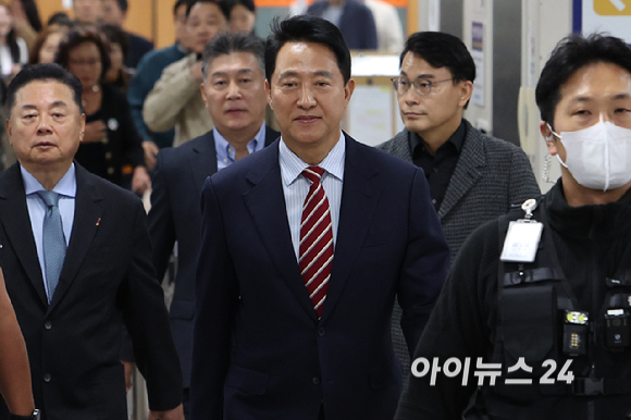 명태균 여론조사비 대납 의혹으로 재판에 넘겨진 오세훈 서울시장이 23일 오후 서울 서초구 서울고등법원에서 열린 정치자금법 위반 혐의 항소심 선고기일에 출석하고 있다. [사진=곽영래 기자]