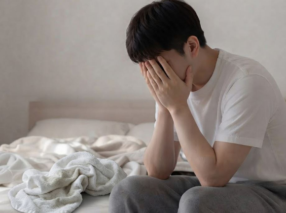 샤워 후 알몸으로 집안 곳곳을 돌아다니는 아내 때문에 스트레스받는 남편 사연이 전해졌다. 본 기사와 무관한, AI 생성 이미지. [사진=제미나이 생성 이미지]