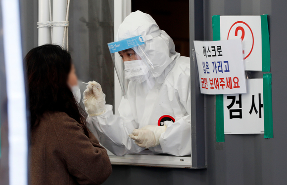 서울 성동구 성수구두테마공원 임시선별검사소에서 시민들이 검사를 받고 있다. [사진=뉴시스]