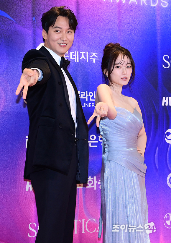 배우 김남길과 천우희가 7일 부산 시그니엘 부산 그랜드 볼룸에서 열린 2026 제35회 부일영화상에 시상식 MC로 참석하고 있다. [사진=정소희 기자]