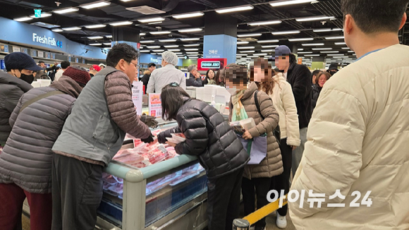 28일 서울 송파구 이마트 가든파이브점. 오픈 시간 전인 오전 9시 50분쯤 매장 입구부터 입장을 기다리는 소비자들로 북적이고 있다. [사진=진광찬 기자]