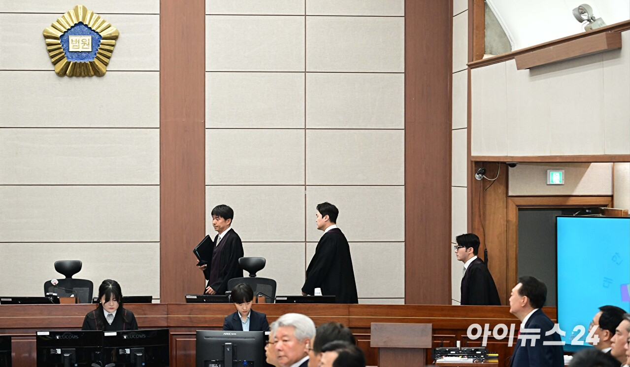 더불어민주당 3대특검 종합대응 특별위원회 이성윤 의원 등이 18일 서울 여의도 국회 의안과에 '윤석열&middot;김건희 등의 국정농단 사건 진상규명을 위한 전담재판부 설치에 관한 법률안'을 제출하고 있다. 2025.9.18 [공동취재] [사진=연합뉴스]