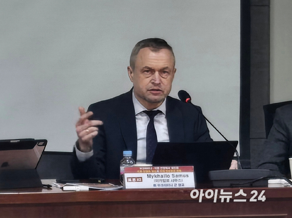 미카일로 사무스 전 우크라이나 군 장교가 19일 국회에서 열린 '우크라이나&middot;이란 전장에서 확인된 드론 전쟁의 확산과 국제 안보 환경 변화' 세미나에 발언하고 있다. [사진=최란 기자]