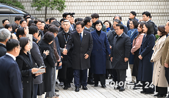 이재명 더불어민주당 대표가 25일 서울 서초구 중앙지방법원에서 열린 위증교사 혐의 사건 1심 선고공판에 출석하고 있다. [사진=사진공동취재단]