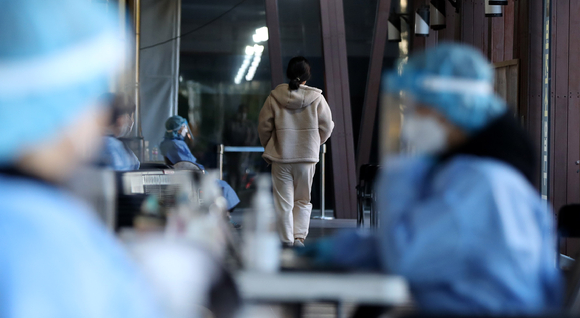 서울의 한 선별진료소에서 시민이 코로나 검사를 받기 위해 이동하고 있다. 코로나9 후유증에 대한 체계적 대응 시스템이 필요하다는 목소리가 커지고 있다. [사진=뉴시스]