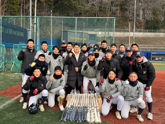 롯데 자이언츠 한동희(내야수)가 모교 경남고를 찾아 후배 야구 선수들을 위해 1000만원 상당 야구 배트를 기부했다. 한동희(가운데)가 후배 선수들과 함께 기념촬영하고 있다. [사진=한동희 소속사 ]