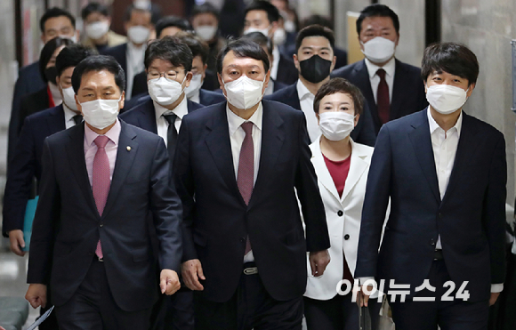 이준석 국민의힘 대표(오른쪽)와 김기현 원내대표(왼쪽), 윤석열 대선후보(왼쪽 두번째)가 8일 오전 서울 여의도 국회에서 열린 최고위원회의에 참석하고 있다. [사진=정소희 기자]