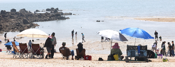 초여름 날씨를 보인 19일 인천 중구 선녀바위 해수욕장을 찾은 시민들이 더위를 식히고 있다. 2026.4.19 [사진=연합뉴스]