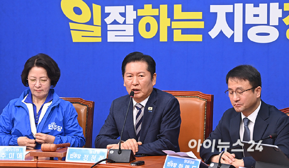 정청래 더불어민주당 대표가 13일 서울 여의도 국회에서 열린 최고위원회의에 앞서 경기도지사 추미애 후보 환영 발언을 하고 있다. [사진=곽영래 기자]