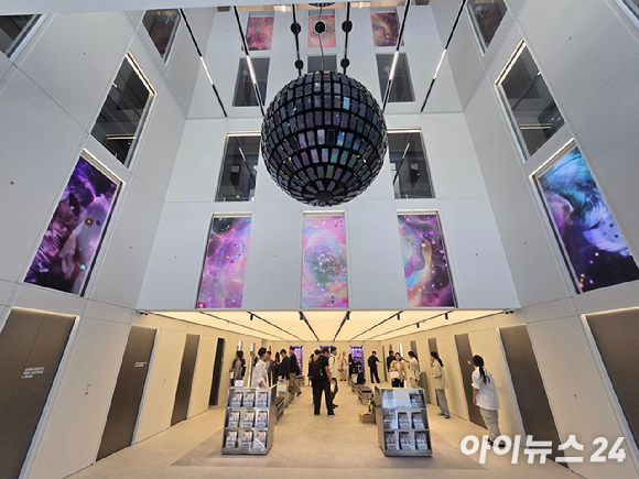 LG유플러스가 강남역 인근에 새롭게 문을 연 U+일상비일상의틈 1층 모습. [사진=안세준 기자]