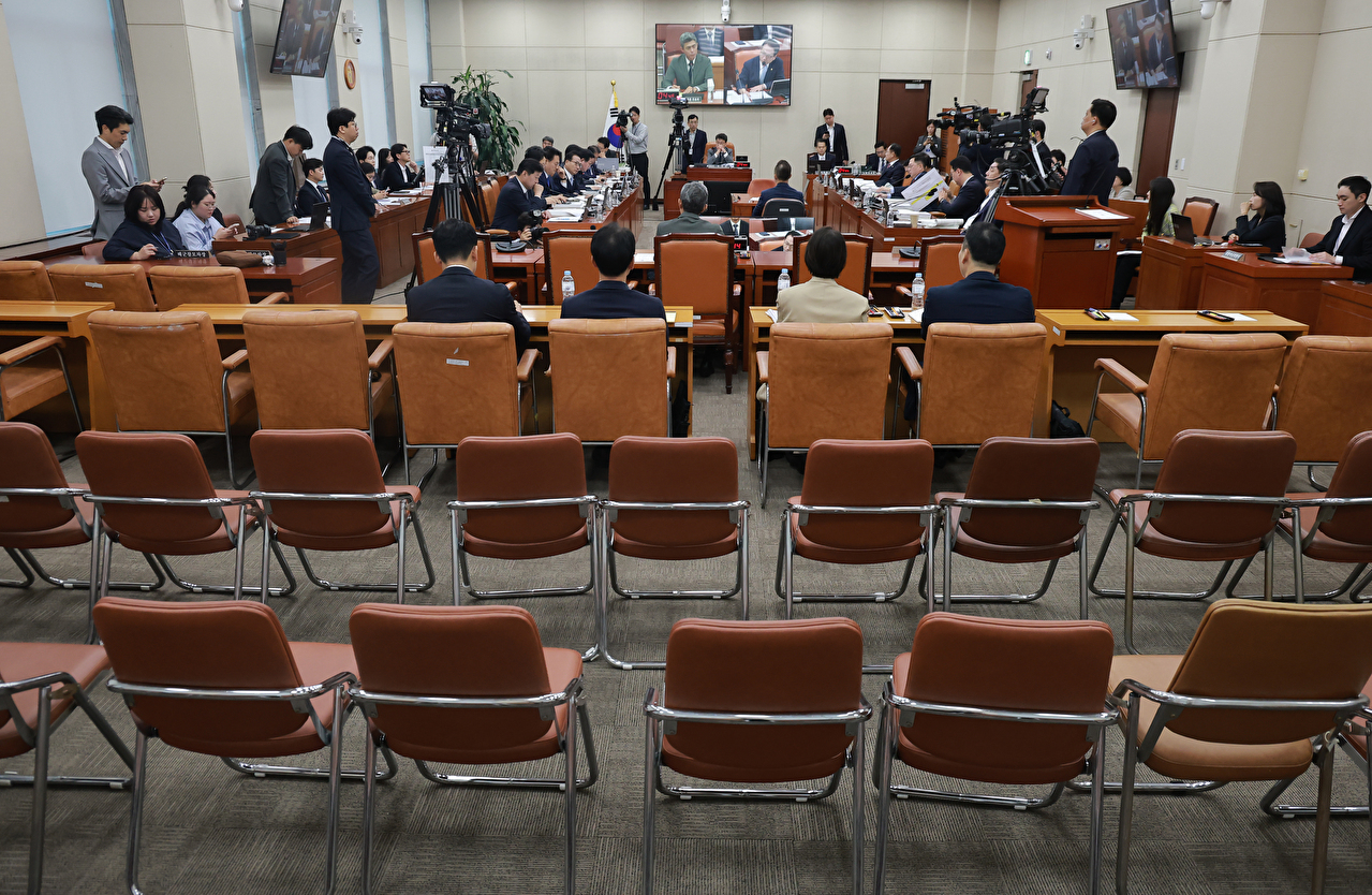 강신철 국방부 장관 후보자가 16일 서울 여의도 국회 국방위원회에서 열린 인사청문회에서 질의에 답변하고 있다. [사진=곽영래 기자]
