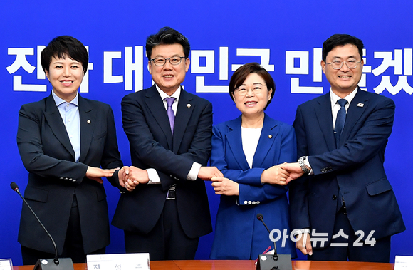 더불어민주당 진성준 정책위의장, 이정문 수석부의장, 국민의힘 김정재 정책위의장, 김은혜 원내정책수석부대표가 7일 오전 서울 여의도 국회에서 열린 여야 정책위의장 상견례에서 기념촬영을 하고 있다.왼쪽부터 국민의힘 김은혜 원내정책수석부대표 겸 정책위 수석부의장, 더불어민주당 진성준 정책위의장, 국민의힘 김정재 정책위의장, 더불어민주당 이정문 정책위 수석부의장 [사진=곽영래 기자]