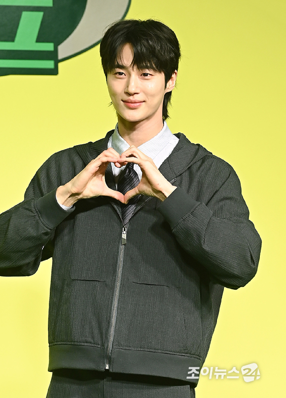 배우 변우석이 19일 오전 서울 종로구 JW 메리어트 동대문 스퀘어 서울에서 열린 넷플릭스 '유재석 캠프' 제작발표회에서 포즈를 취하고 있다. [사진=곽영래 기자]