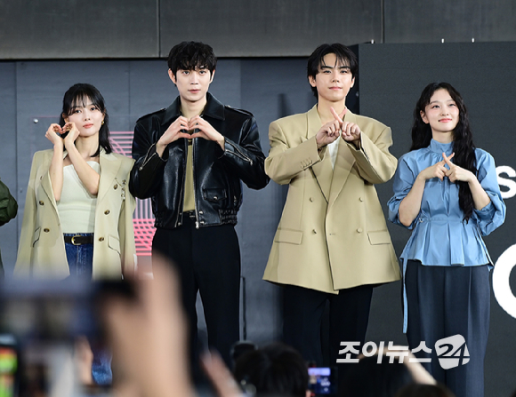 (왼쪽부터)배우 김유정-김영대-김도훈-김이경이 19일 오후 부산광역시 해운대구 우동 영화의 전당에서 열린 제30회 부산국제영화제(BIFF) '친애하는 X' 야외무대인사 행사에 참석하고 있다. [사진=정소희 기자]