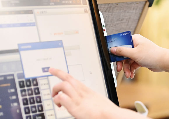 신용&middot;체크카드 포스기 [사진=정소희 기자]