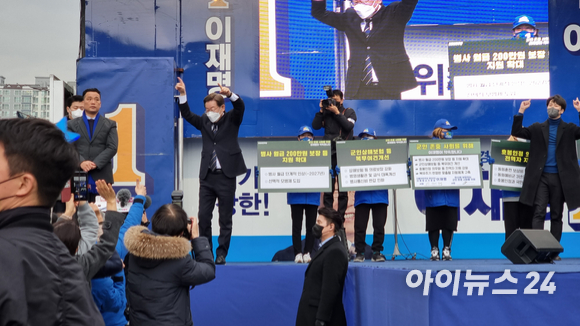 이재명 더불어민주당 대선 후보가 4일 경기도 남양주시 평내호평역 일대에서 '경기도의 정책이 대한민국의 표준이 됩니다!' 유세에 참석해 지지를 호소하고 있다. [사진=국회사진취재단]