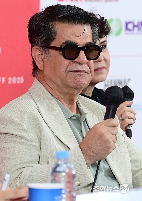 이란 감독 자파르 파나히가 18일 오전 부산광역시 해운대구 영화의 전당에서 열린 제30회 부산국제영화제 올해의 아시아영화인상 갈라 프레젠테테이션 기자회견에 참석하고 있다. [사진=정소희 기자]