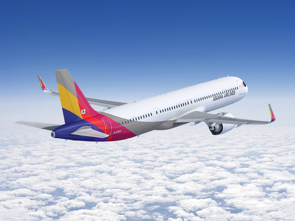 대한항공과 아시아나항공 직원들이 지난 2월 10일 설 연휴를 앞두고 인천국제공항 제2여객터미널에서 기념촬영을 하고 있다. [사진=대한항공]