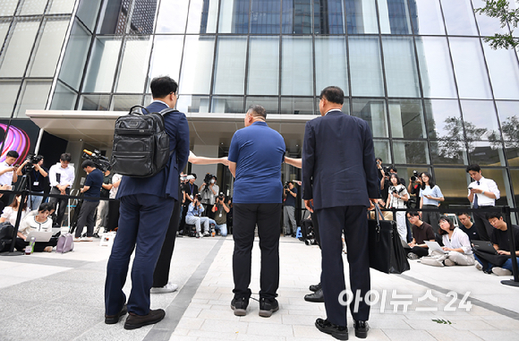 공천개입 의혹을 받는 명태균씨가 31일 오전 서울 종로구에 마련된 김건희 특검팀(특별검사 민중기) 사무실로 조사를 받기 위해 출석하고 있다. [사진=곽영래 기자]
