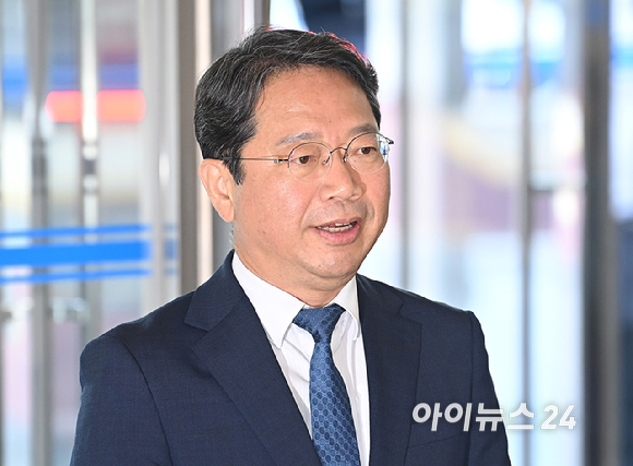 김승원 법무부 장관 후보자가 3일 오전 서울 종로구 적선현대빌딩에 마련된 인사청문회 준비사무실로 출근하고 있다. [사진=곽영래 기자]