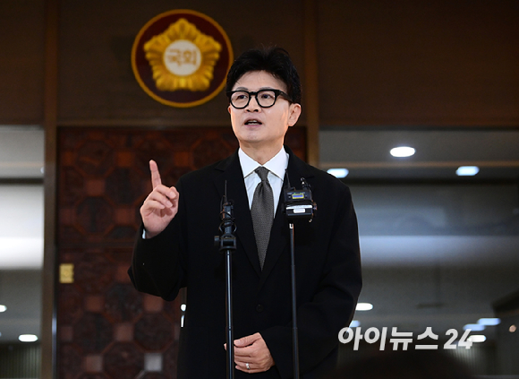 한동훈 무소속 의원이 30일 오후 서울 여의도 국회 로텐더홀 앞에서 기자회견을 갖고 있다. [사진=정소희 기자]