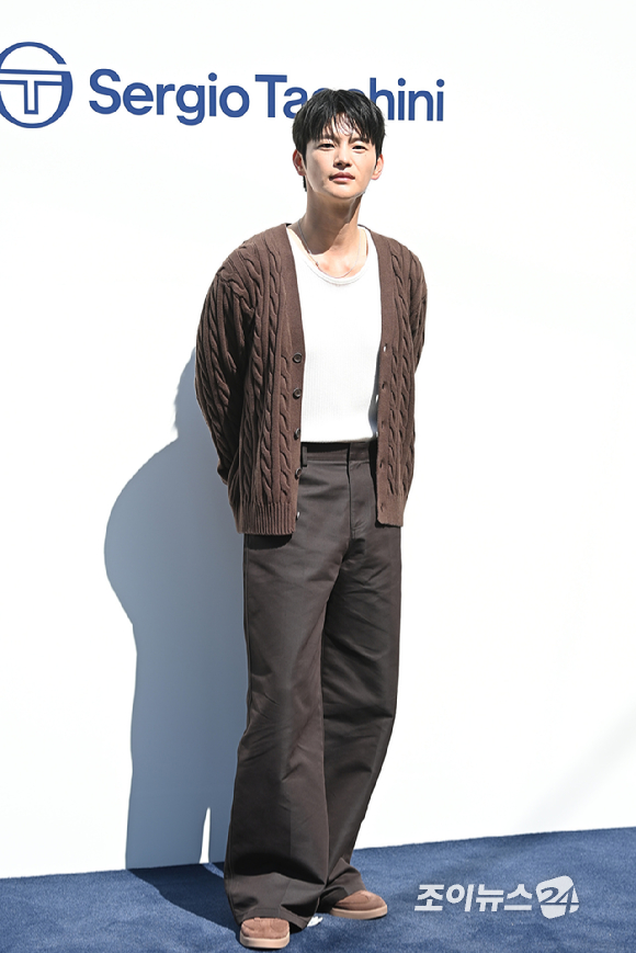 배우 서인국이 26일 오후 서울 용산구 한남동 플래그십 스토어에서 열린 클래식 라이프스타일 브랜드 세르지오 타키니 한남 플래그십 스토어 오픈 기념 포토콜 행사에 참석하고 있다. [사진=문수지 기자]