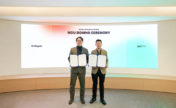 백영훈 스마일게이트 홀딩스 메가포트 부문 대표(좌측)와 레 비엣 호아 VTCO CEO. [사진=스마일게이트]