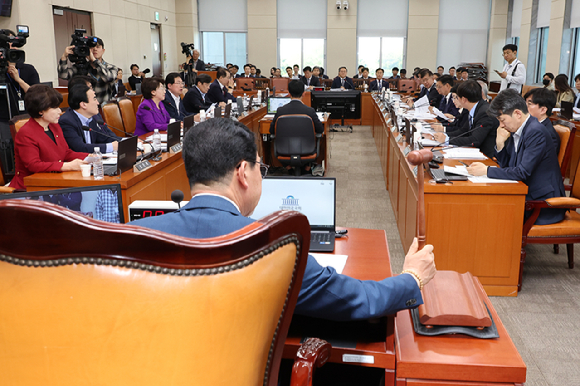 28일 국회 행정안전위원회 전체회의에서 더불어민주당 소속 신정훈 위원장이 2025년도 제1회 추가경정예산안을 상정하고 있다. 2025.4.28 [사진=연합뉴스]