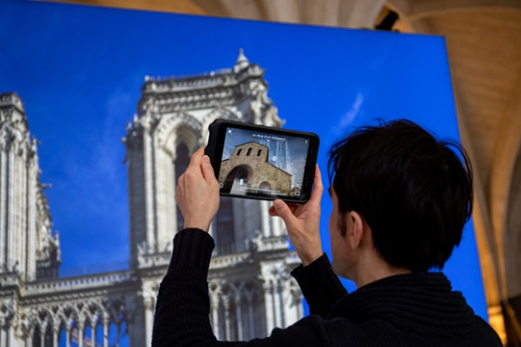 지난 2021년부터 세계 주요 도시에서 개최되고 있는 '노트르담 드 파리: 증강 전시회'에서 관람객들이 삼성전자 '갤럭시 탭 액티브' 시리즈로 전시를 관람하고 있는 모습. [사진=삼성전자]